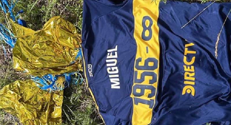 Apareció en Uruguay la camiseta que Boca mandó al cielo en homenaje a Russo