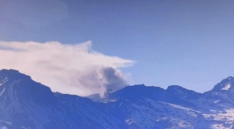 El volcán Peteroa se encuentra bajo alerta amarilla por emisión de gases y cenizas. ¿Es posible que entre en erupción?