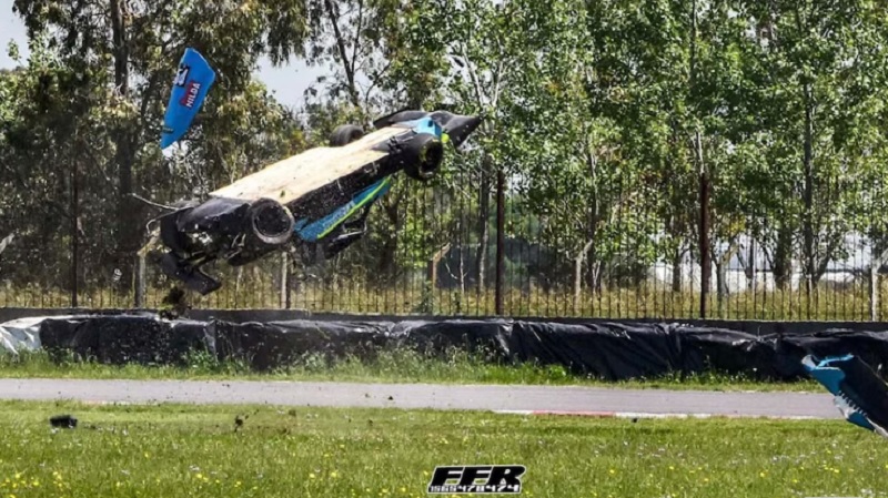 Espeluznante accidente en una carrera en La Plata: “Salí a dar una vuelta y di como cuatro, el auto no sirve más”