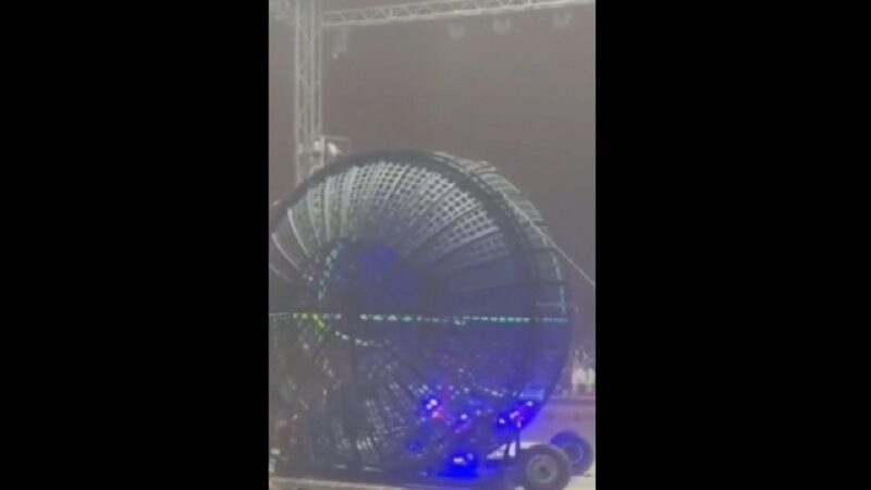Un acróbata chileno murió tras un brutal accidente con su moto en un circo en Italia