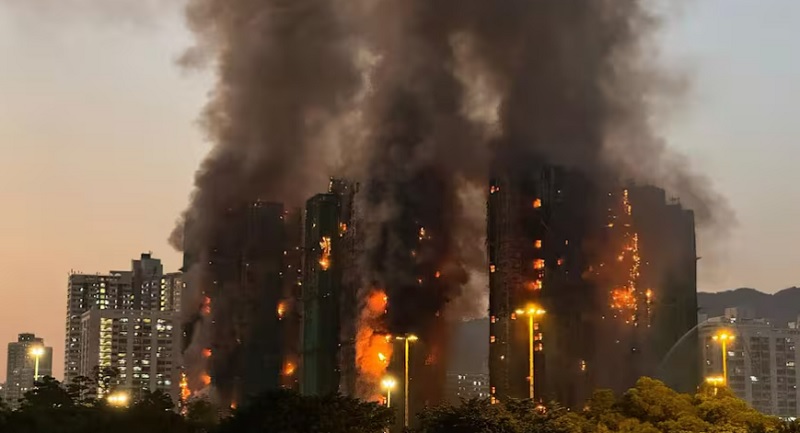Impactante incendio en unas torres en Hong Kong: al menos 36 muertos y más de 270 desaparecidos