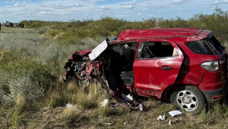 Tres lesionados luego de un choque frontal y vuelco en Ruta 143