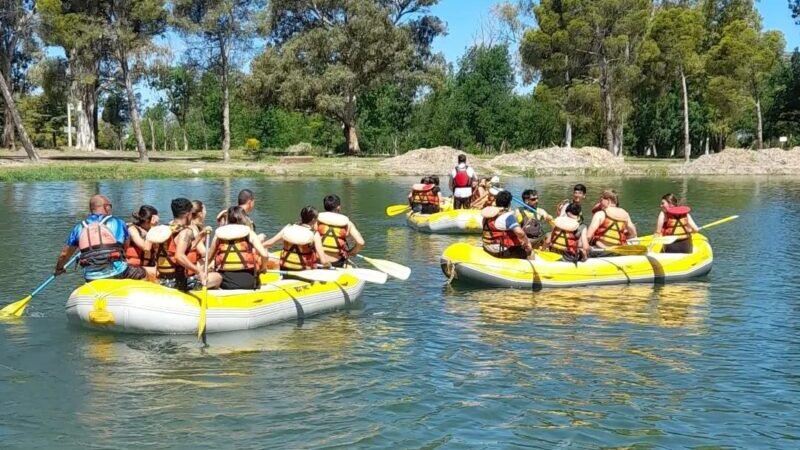 Con la laguna a pleno, volvieron las clases de rafting al Parque Mariano Moreno