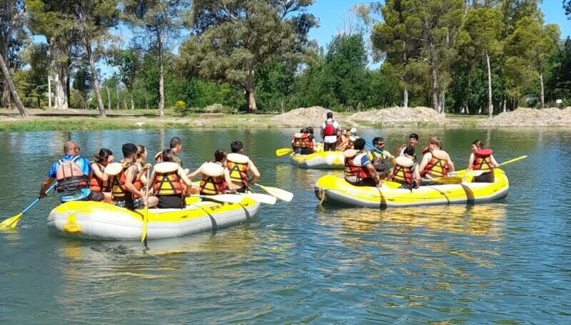 Con la laguna a pleno, volvieron las clases de rafting al Parque Mariano Moreno