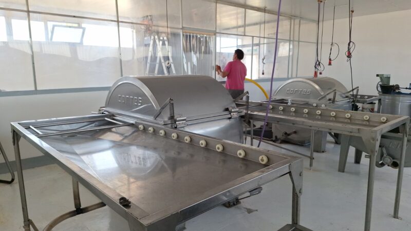 Todo listo para empezar una nueva temporada en la planta de extraccción de miel
