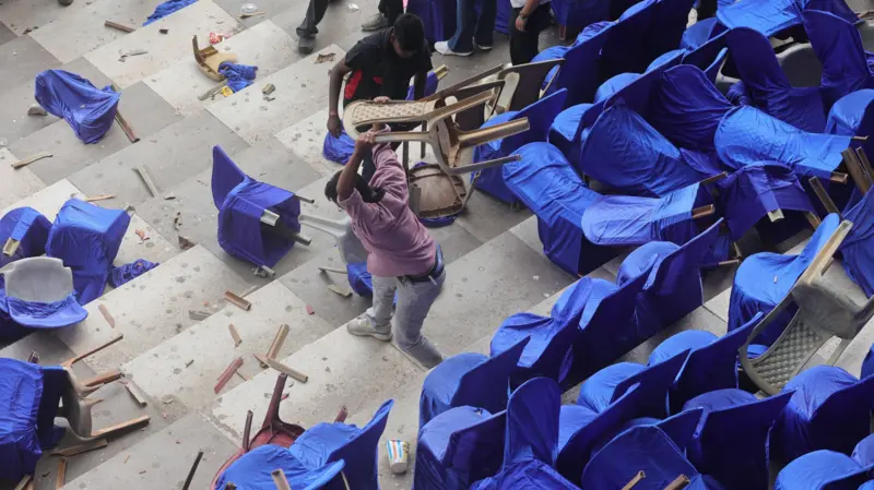Aficionados indignados lanzan sillas y botellas en un evento de Messi en la India