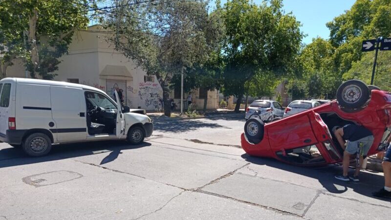 Violento choque y vuelco en Alsina y Buenos Aires
