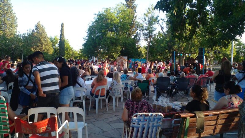 Brindis y encuentro con vecinos en las plazas de San Rafael