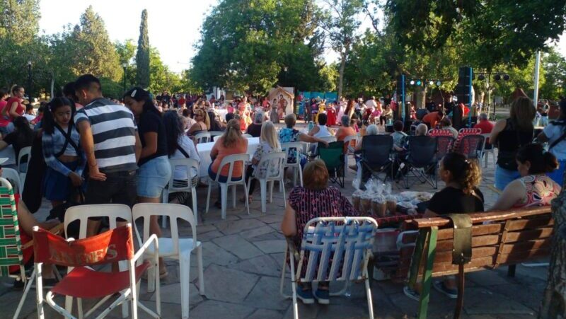 Brindis y encuentro con vecinos en las plazas de San Rafael