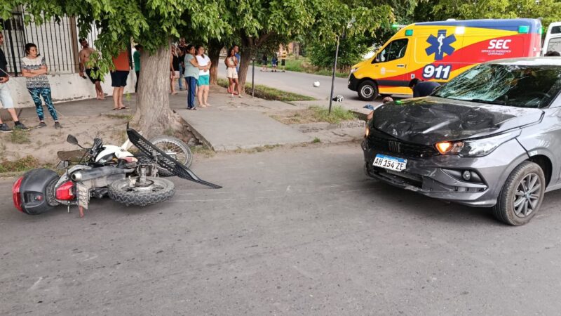 Dos heridos luego de un choque entre una moto y un auto