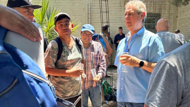 Omar Félix compartió el brindis de fin de año con personal de la planta de servicios