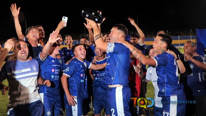 El Pañuelito Azul sigue de festejo, ahora ganó el trofeo de campeones y va al Regional