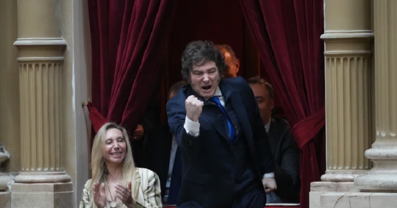 Milei firmó la suba salarial a los ministros pero no puso límite