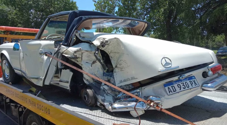 Un auto de colección valuado en 180 mil dólares perdió una rueda en Panamericana lo chocaron y quedó destruido