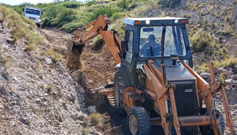 Los equipos municipales siguen abriendo caminos en zonas del secano