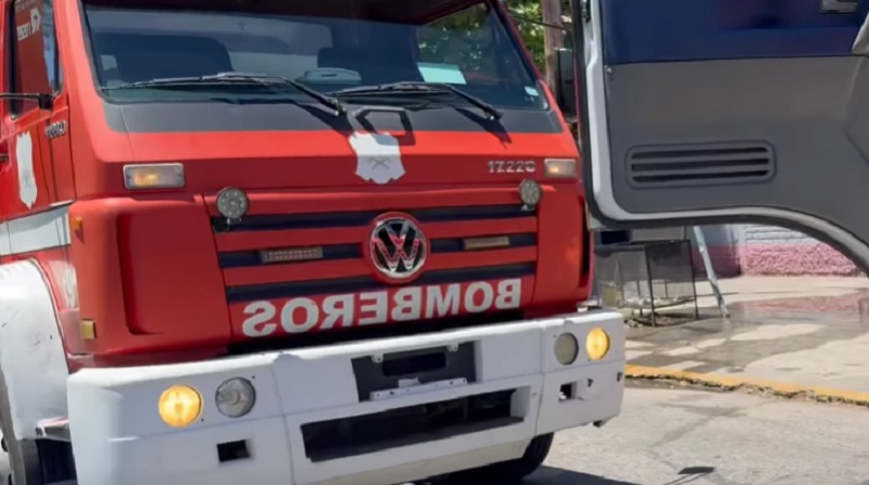 Bomberos asistieron a una mujer lesionada tras un incendio en la Villa 25 de Mayo