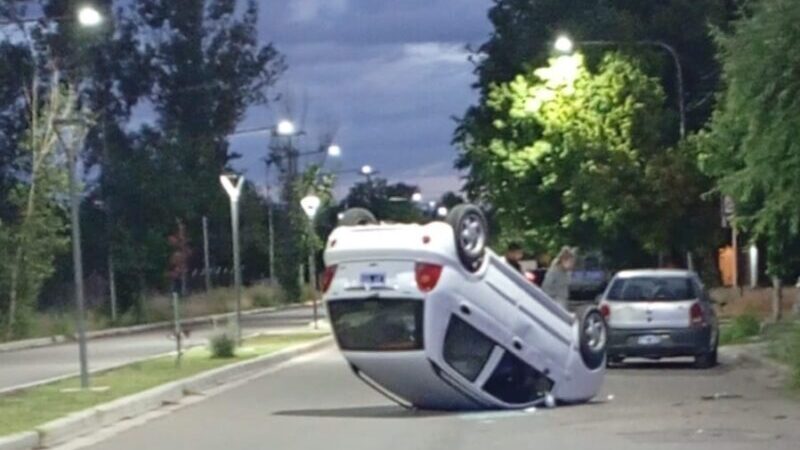 Chocó un auto estacionado y volcó
