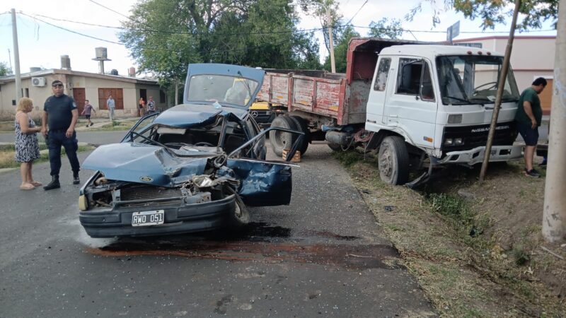 Herido luego de colisionar contra un camión