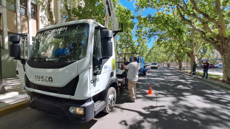 Omar Félix presentó un nuevo camión grua con hidroelevador para la flota municipal