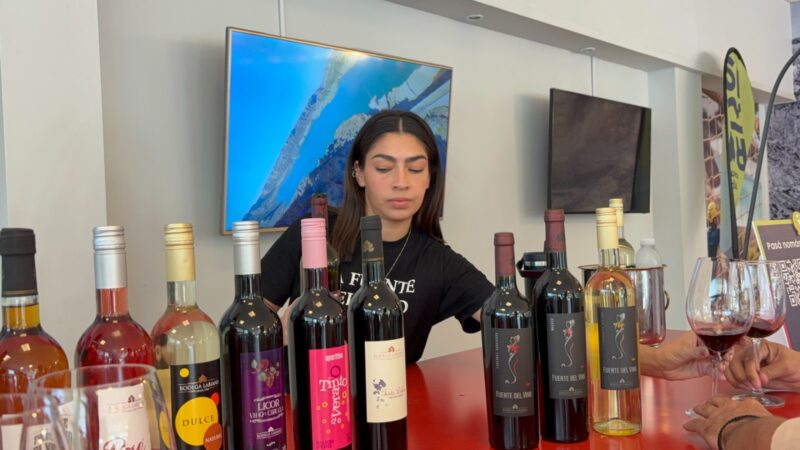 En la dirección de turismo se ofrecen degustaciones de vino gratuitas a los visitantes
