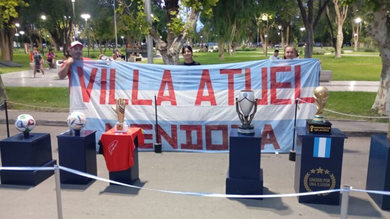 Los villatuelinos disfrutaron de las réplicas de las copas en su flamante peatonal