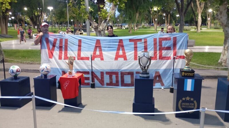 Los villatuelinos disfrutaron de las réplicas de las copas en su flamante peatonal
