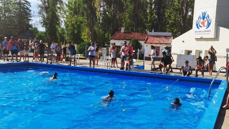 Decenas de chicos de las colonias de verano en el circuito municipal de natación