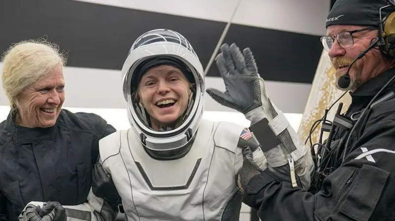 4 astronautas amerizan en la Tierra tras ser evacuados de la Estación Espacial Internacional debido a un «grave» problema médico