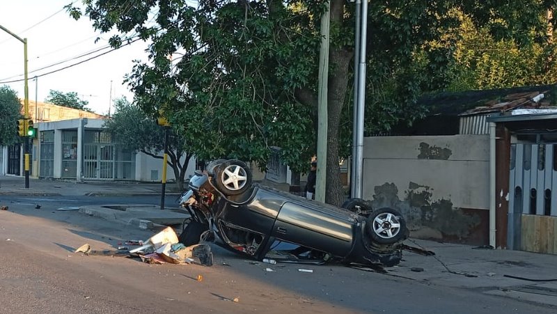Alcoholizado chocó y volcó en Alberdi y Balcarce