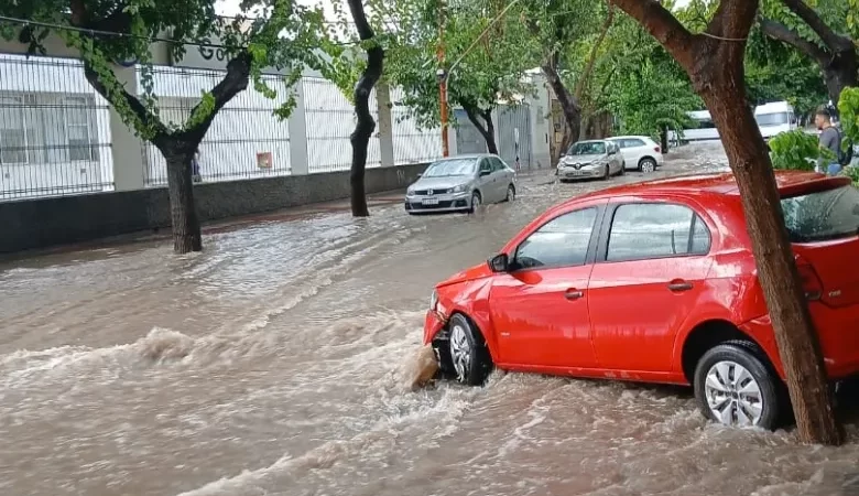 Por el alerta naranja y tras el caótico viernes, la Ciudad pidió “evitar circular por la vía pública” este sábado