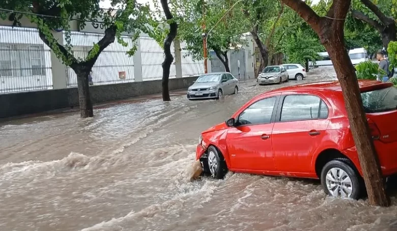 Por el alerta naranja y tras el caótico viernes, la Ciudad pidió “evitar circular por la vía pública” este sábado