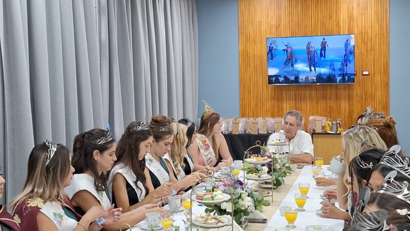 El intendente Omar Félix compartió el tradicional desayuno con las representantes vendimiales
