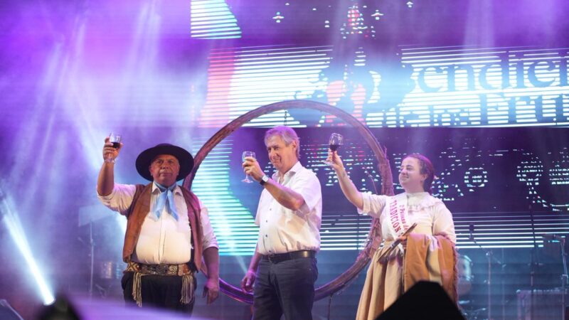 Una multitud disfrutó de la primera noche de vendimia federal y la bendición de los frutos