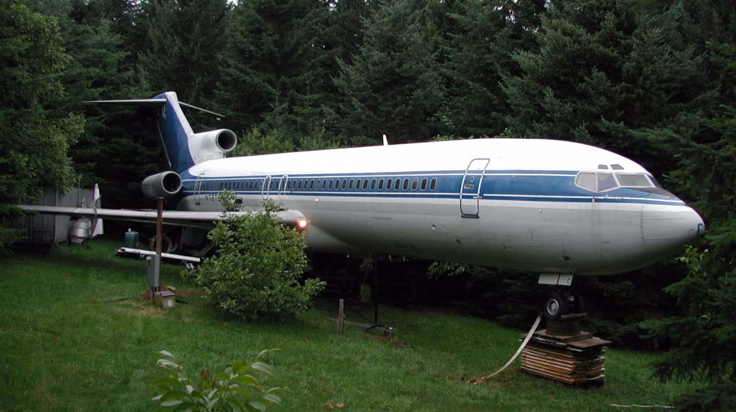 Desde hace más de 20 años vive en un avión abandonado de 100 mil dólares en medio del bosque: “Es increíble”