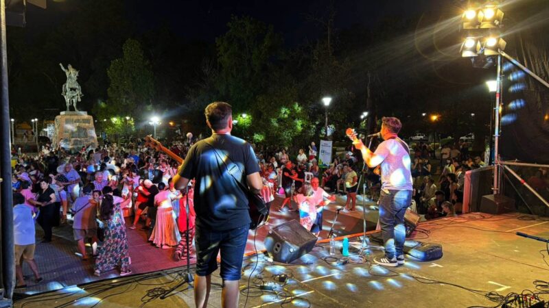 En la plaza San Martín se vivió la peña de la Tradición del adulto mayor