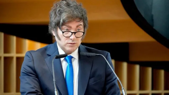 Furioso por la revelación del contrato con Libra, Milei amenaza con el cierre de Clarín