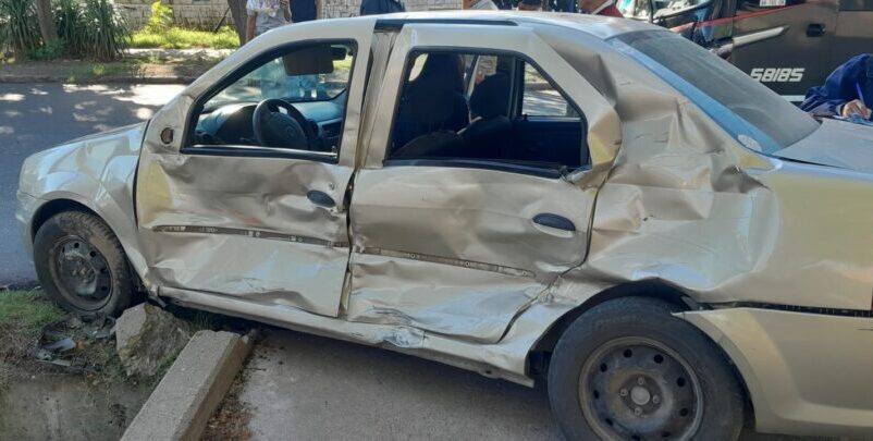 Choqué entre un colectivo y un auto dejó tres heridos