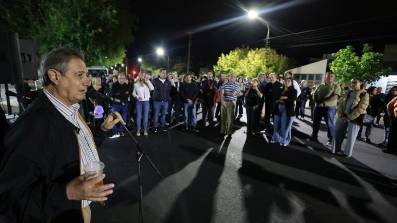 Asfalto, luces led, desagües y un trabajo codo a codo con los vecinos: así se abrió al tránsito el nuevo pavimento de Pedro Vargas