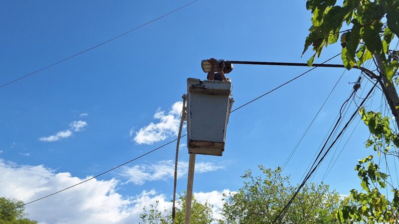 Se instalan nuevas luminarias Led en avenida Cardonato y se viene calle Sueta