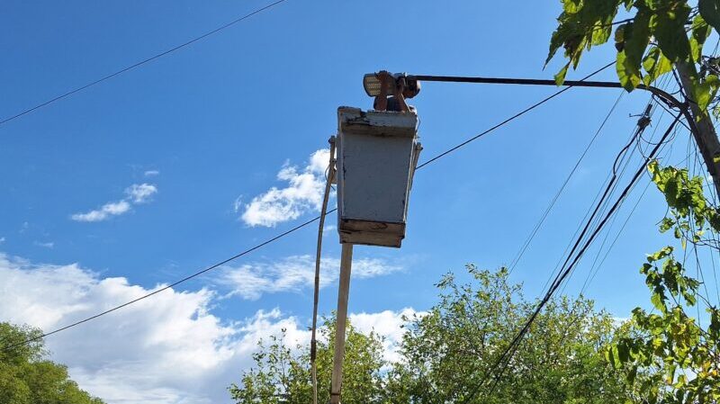 Se instalan nuevas luminarias Led en avenida Cardonato y se viene calle Sueta
