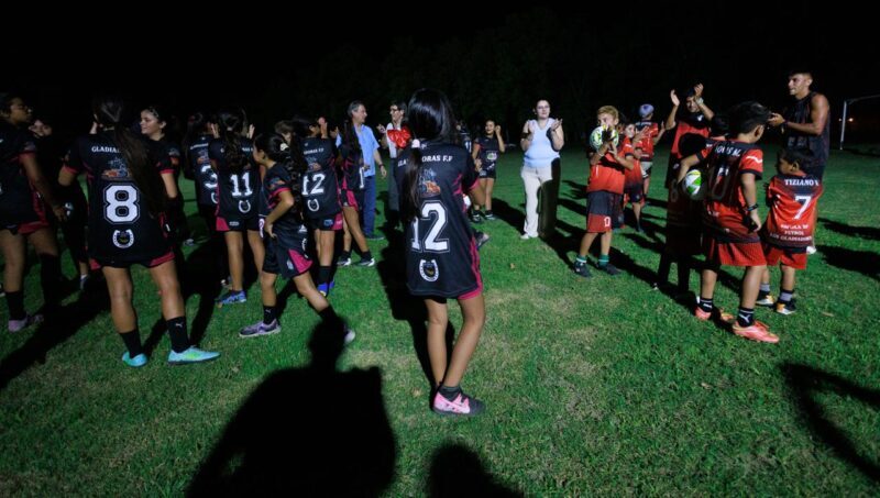 Gracias al aporte municipal, «Los Gladiadores» tienen su centro deportivo iluminado
