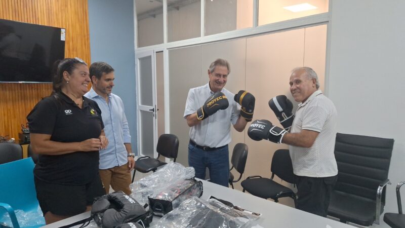 El municipio entregó material deportivo para la escuela de boxeo de la Isla del Río Diamante