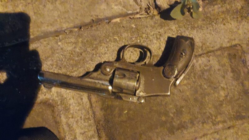 Detienen a un hombre armado en la vía pública