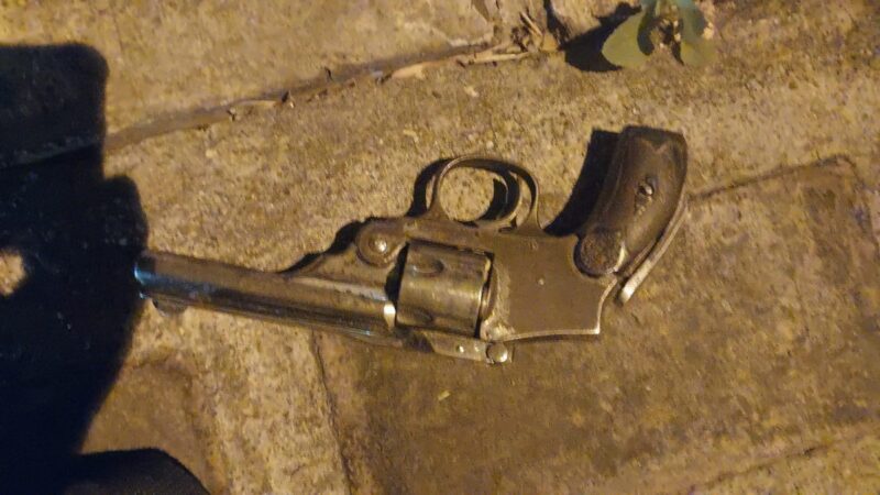 Detienen a un hombre armado en la vía pública