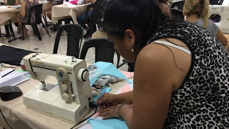 Se vienen las clases y el municipio invita a talleres intensivos para confeccionar pecheras, cartucheras y fundas escolares