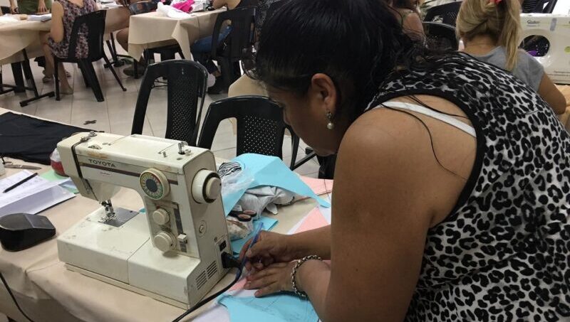 Se vienen las clases y el municipio invita a talleres intensivos para confeccionar pecheras, cartucheras y fundas escolares