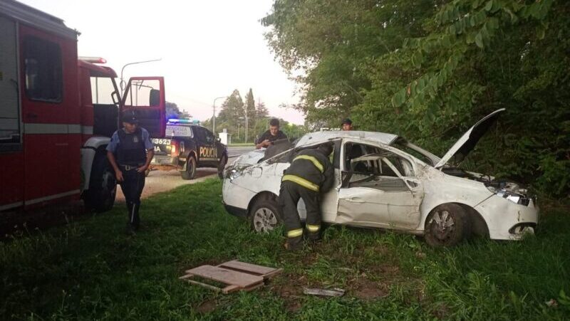 Pareja lesionada en un vuelco en inmediaciones de bodega Bianchi