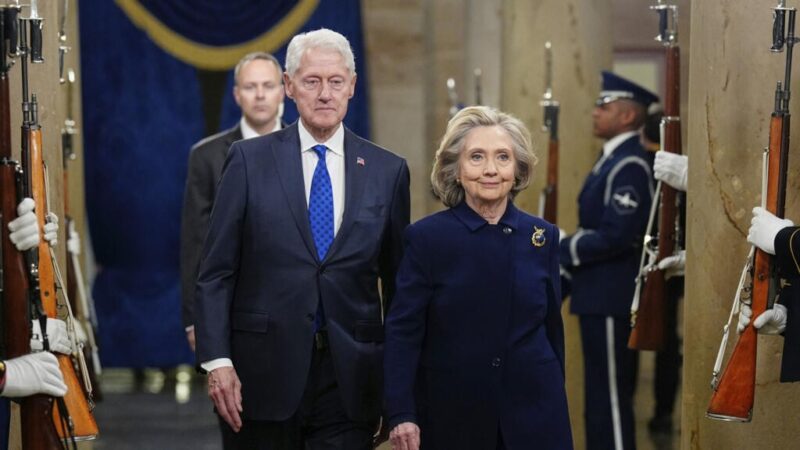 Hillary Clinton acusó a Donald Trump de orquestar un «encubrimiento» en relación con el caso Epstein