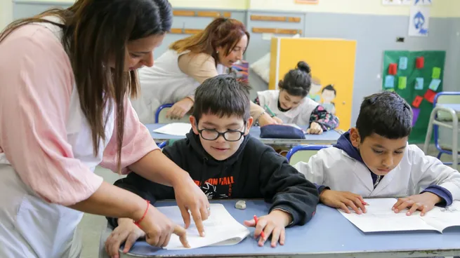 Plan Nacional de Alfabetización: avances dispares, demora en la entrega de libros y falta de datos