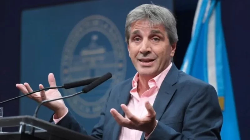 Caputo reconoció que el dato de la actividad económica en febrero “dio mal” y anticipó una baja de la inflación en abril